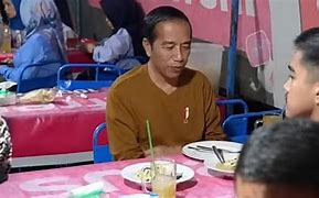 Pak Jokowi Makan